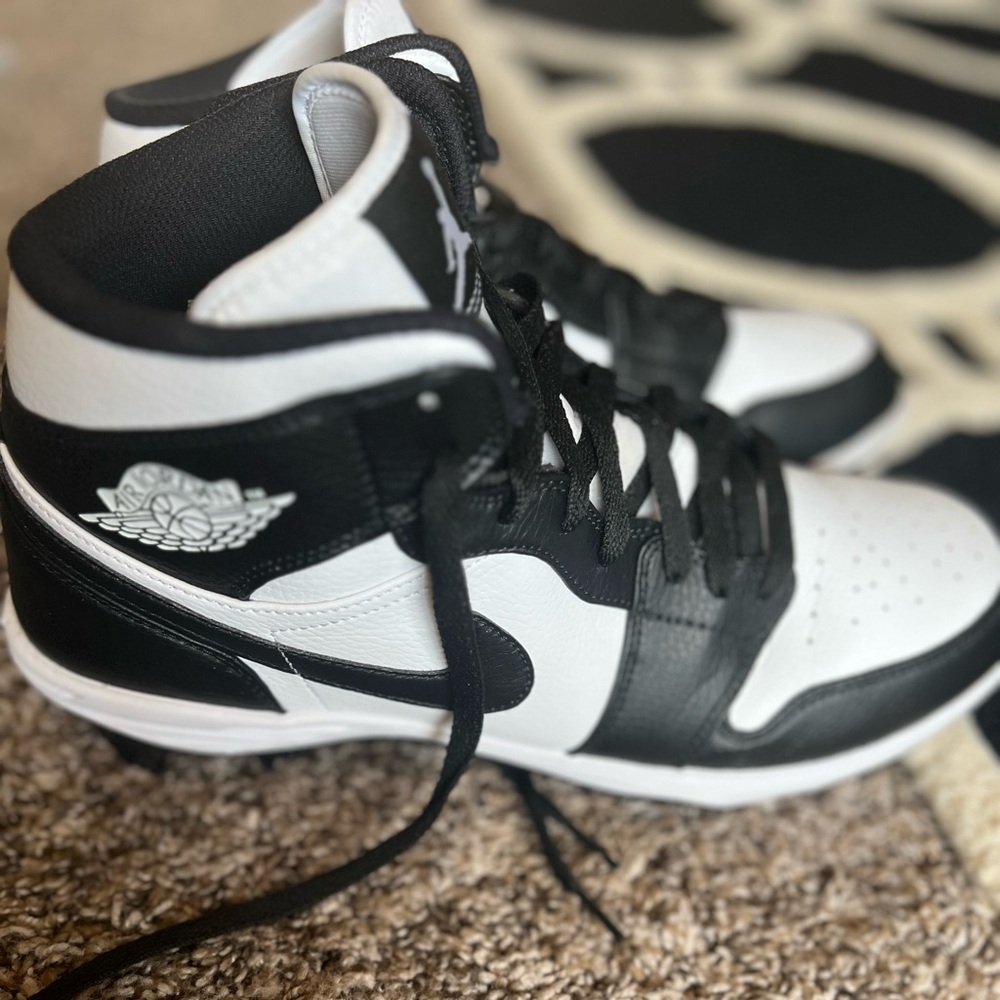 Jordan football cleats- like new!